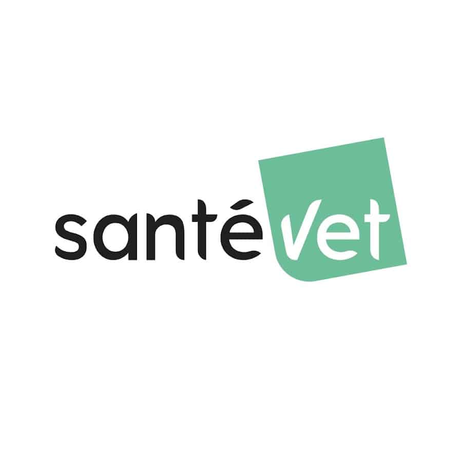 Logo Santévet noir et blanc sur forme géométrique vert menthe, assurance santé animale.
